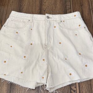 Angel Kiss Cream Daisy Embroidered Jean Shorts